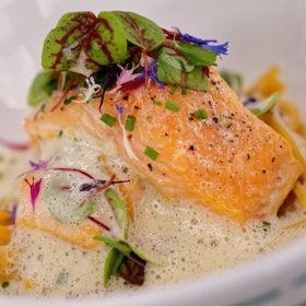 Lachs mit Dill-Senf-Sauce und Gemüse